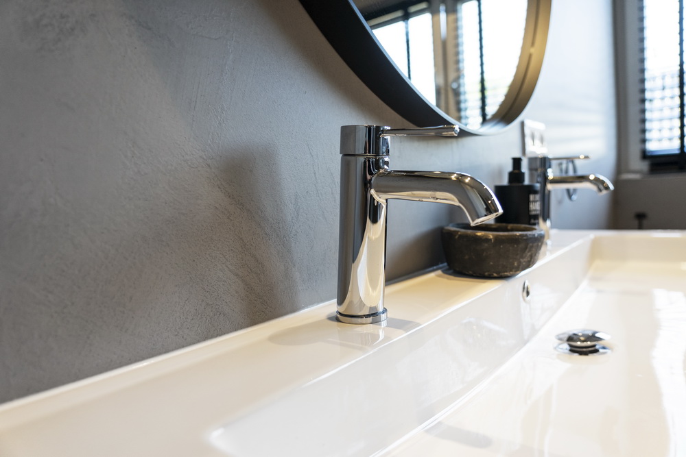 Stuccomeister Rapid betonciré badkamer wand